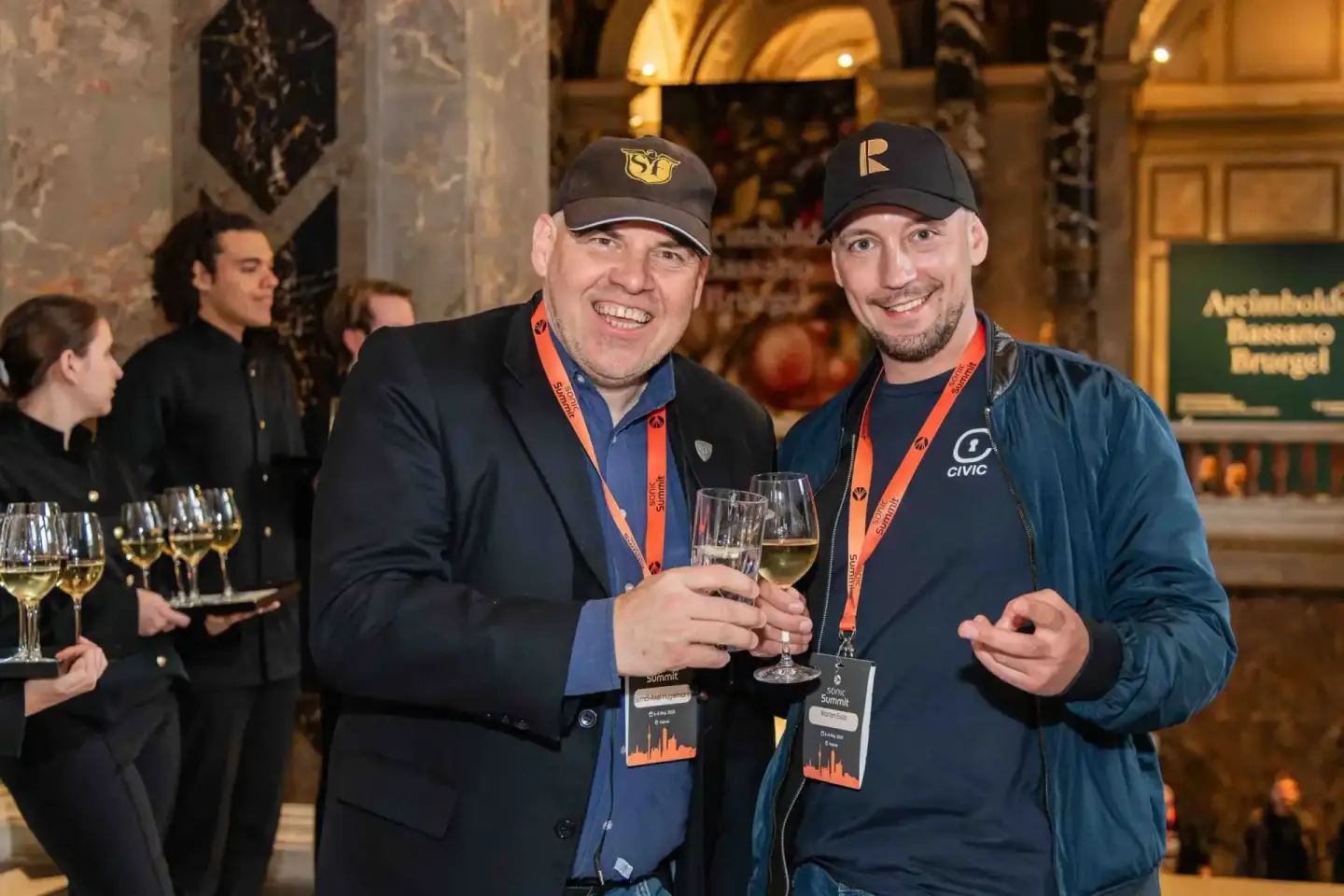 Zwei Männer mit Getränken beim Sonic Summit Event in Wien, professionelle Eventfotografie Wien