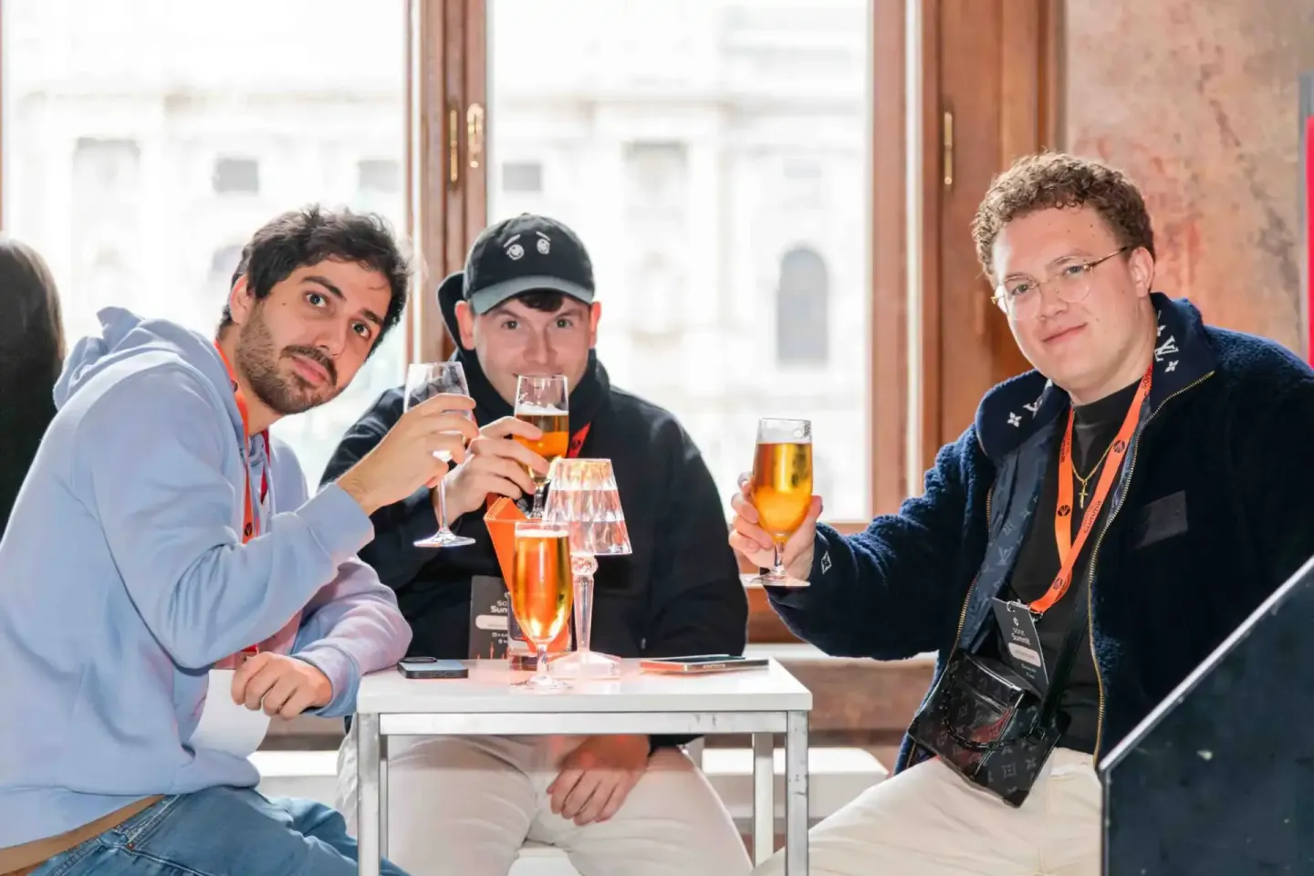 Drei Männer mit Getränken beim Sonic Summit Event - Eventfotografie Wien dokumentiert Networking-Momente