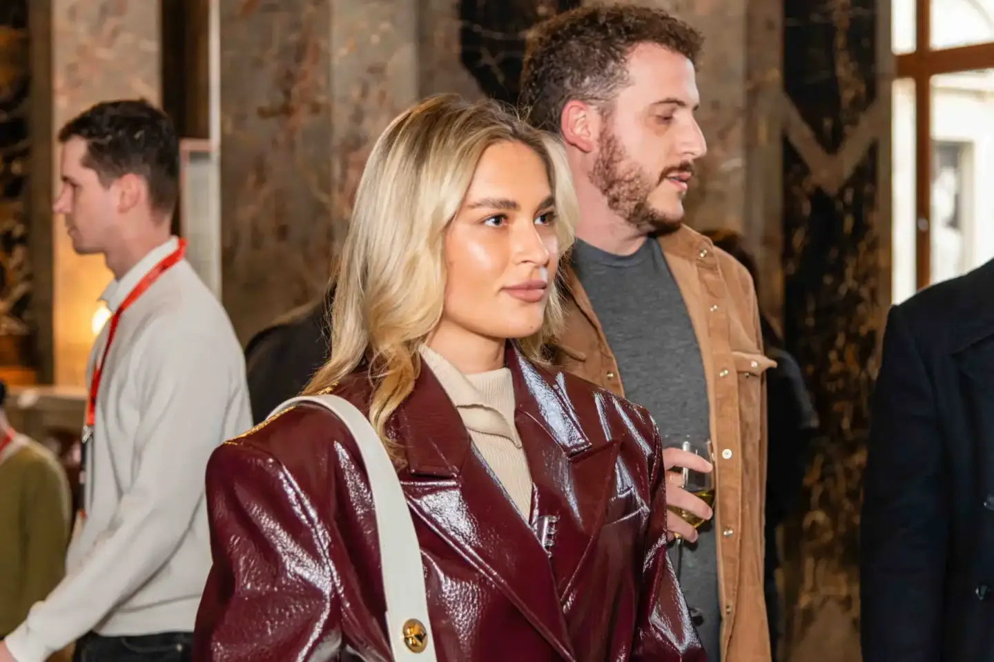 Besucher beim Sonic Summit Event in Wien, Eventfotografie einer Veranstaltung mit eleganten Gästen in stilvoller Kleidung