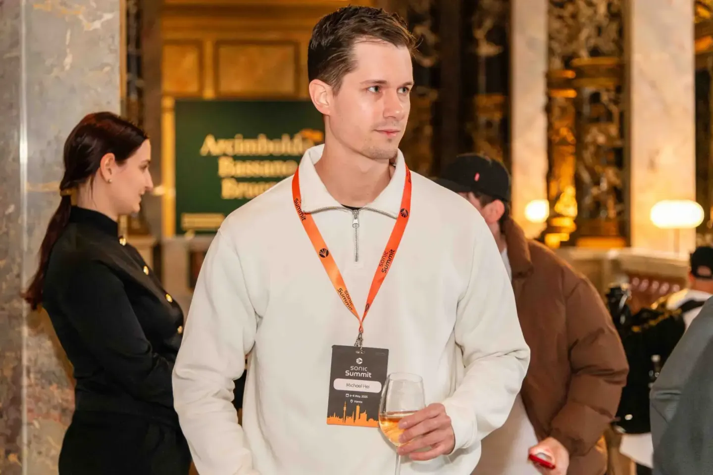 Teilnehmer mit Konferenzausweis beim sonic Summit Event - Eventfotografie Wien