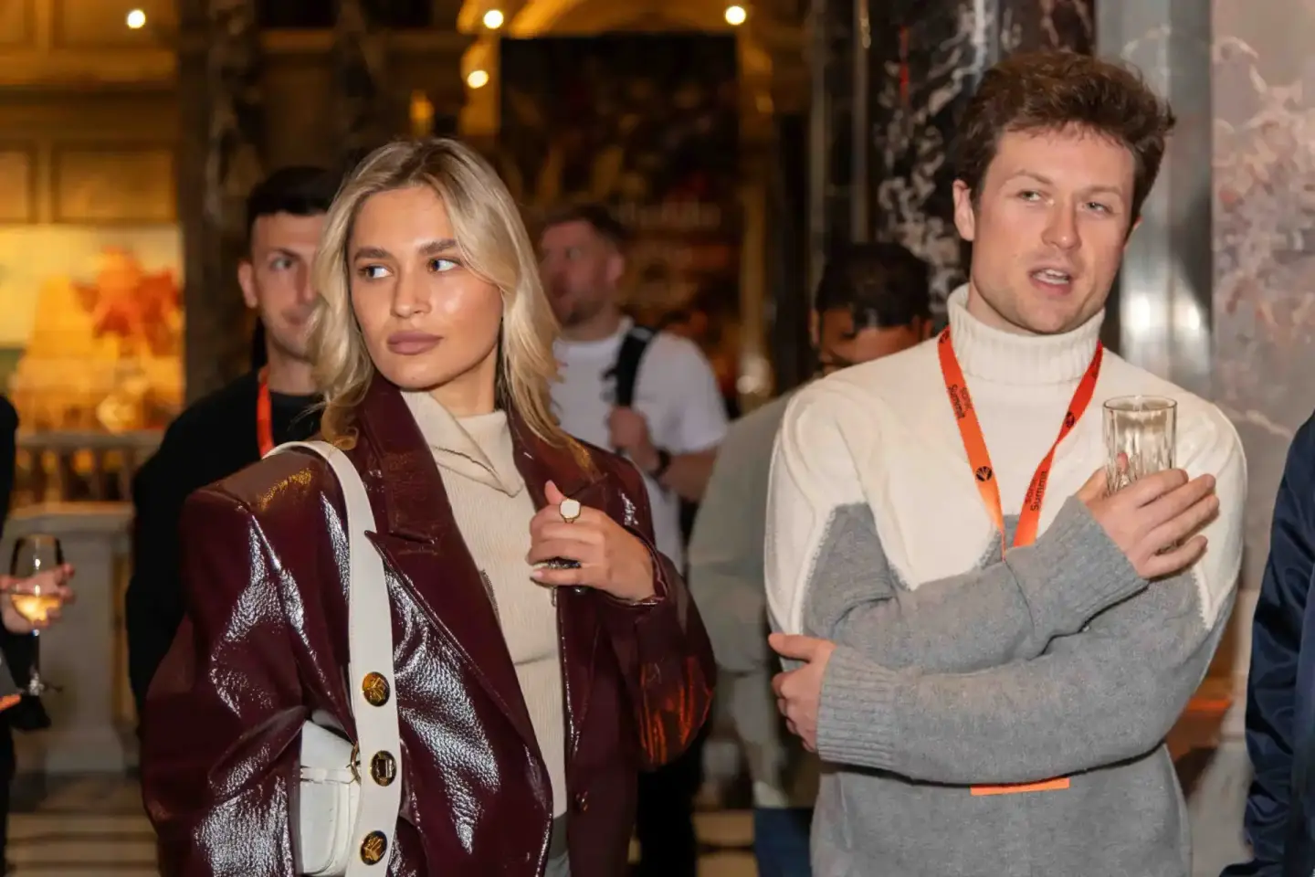 Zwei elegante Gäste beim Sonic Summit Event in Wien – professionelle Eventfotografie einer Veranstaltung mit Networking-Atmos