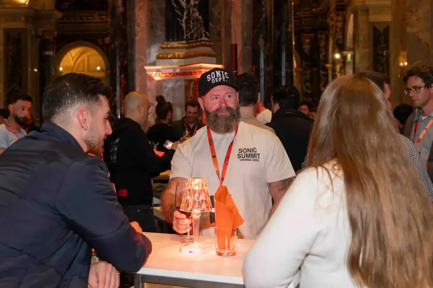 Eventfotograf dokumentiert Networking-Gespräche beim Sonic Summit Vienna 2025 in historischem Wiener Ambiente