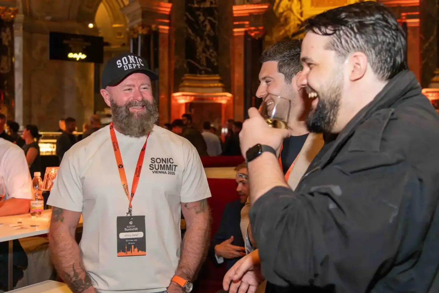 Drei Männer im lockeren Gespräch beim Sonic Summit Vienna 2025 – professionelle Eventfotografie Wien