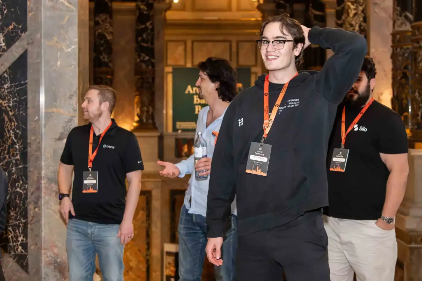 Team-Mitglieder beim Sonic Summit Event in Wien mit Badges und schwarzen Shirts, professionelle Eventfotografie