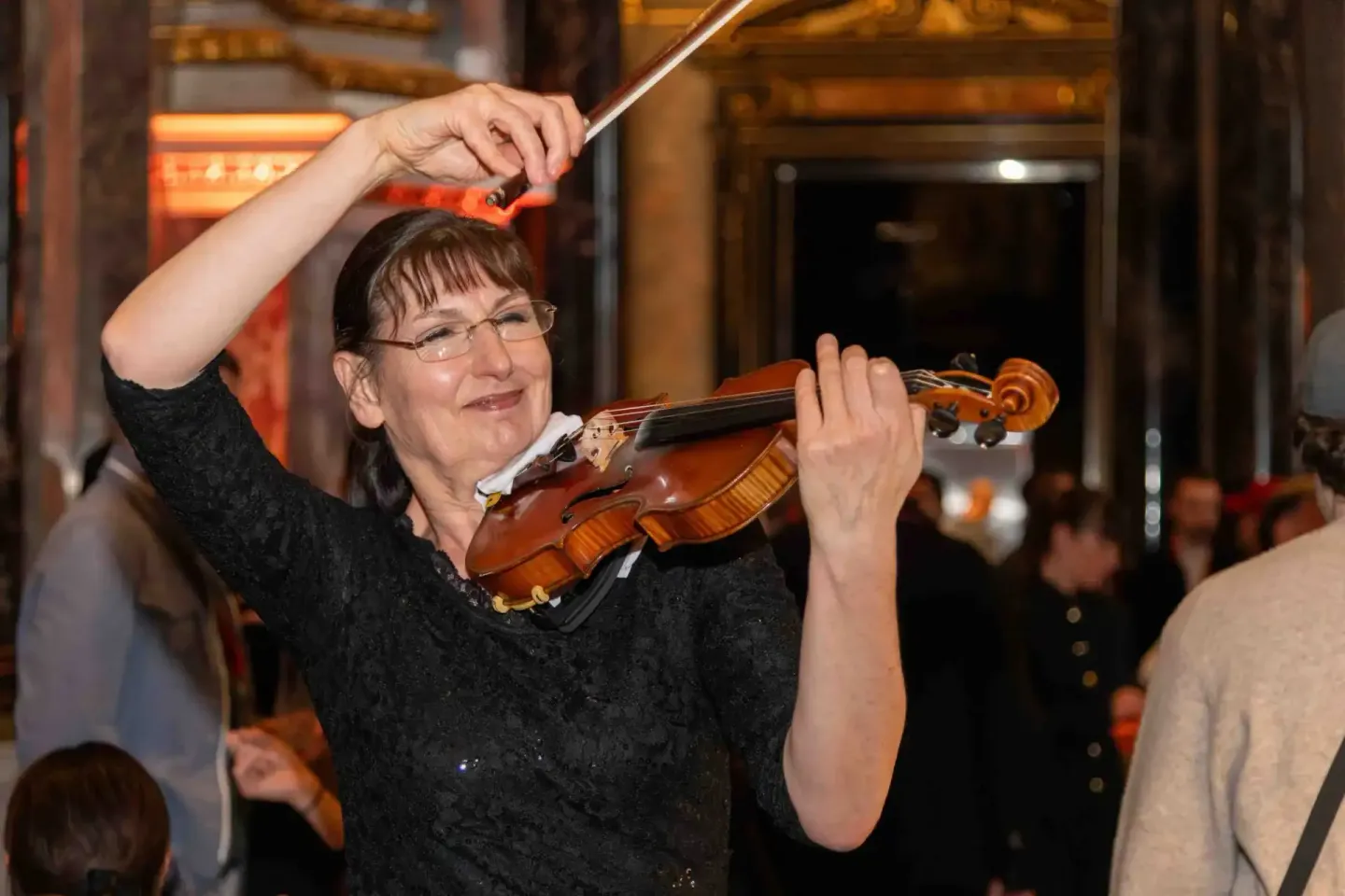 Violinistin spielt auf der Sonic Summit in Wien – professionelle Eventfotografie einer Live-Musikaufführung