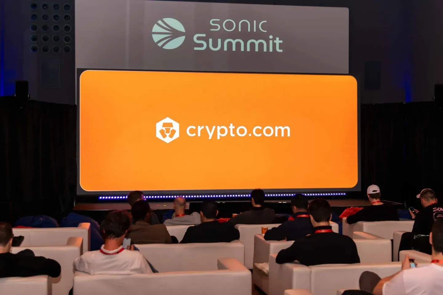 Eventfotograf Wien dokumentiert die Sonic Summit Konferenz mit crypto.com Präsentation vor Publikum im Veranstaltungssaal