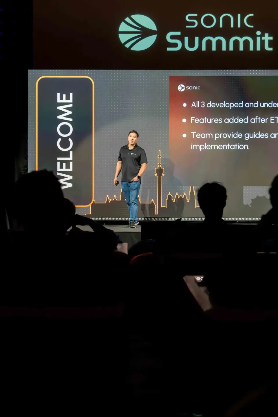 Sprecher auf der Sonic Summit Bühne während einer Präsentation vor Publikum – professionelle Eventfotografie Wien