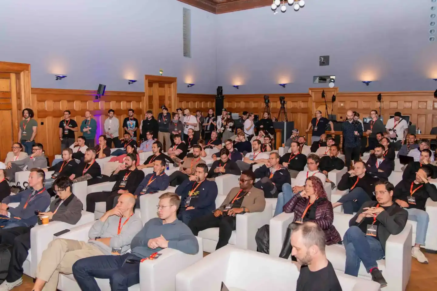 Großes Publikum bei der Sonic Summit Konferenz in einem Holzpaneel-Saal in Wien, professionelle Eventfotografie