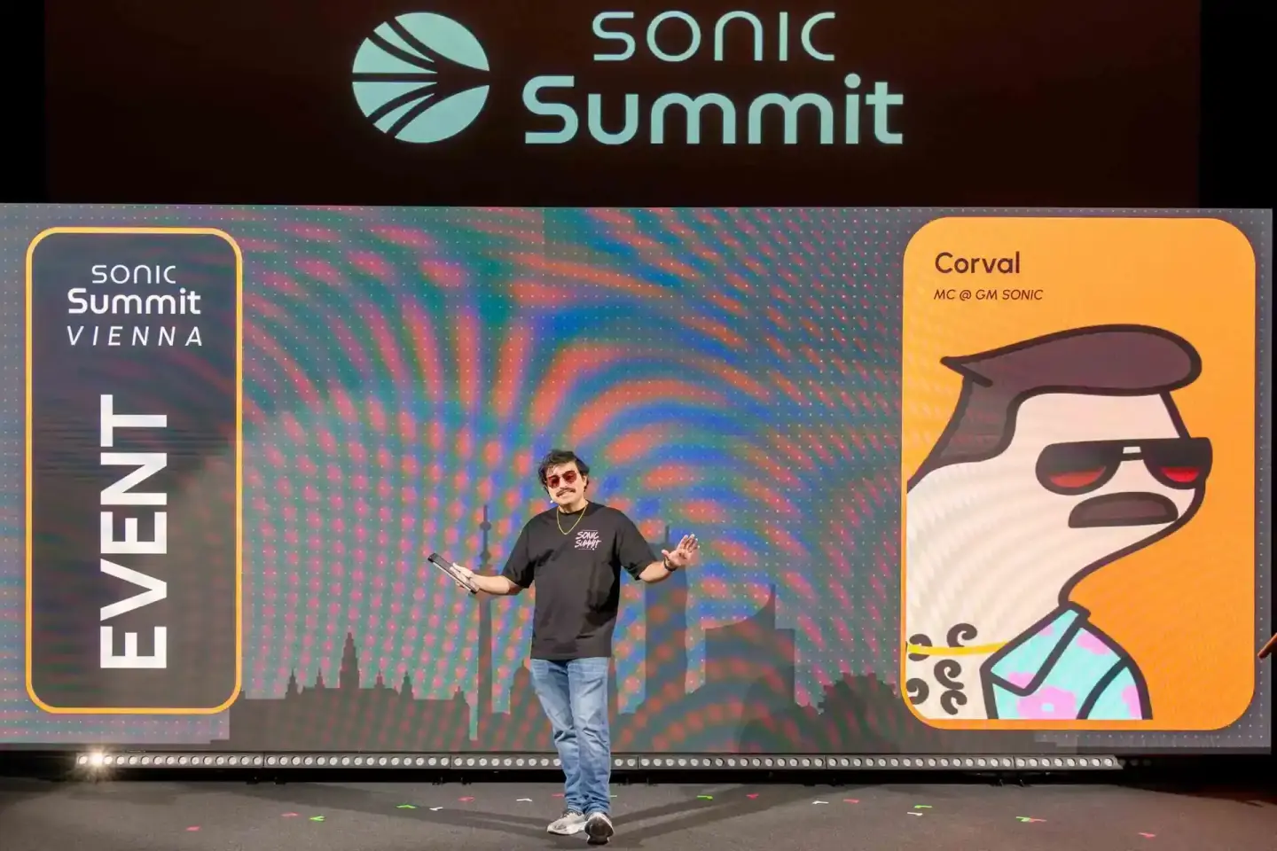 Sprecher auf der Sonic Summit Vienna präsentiert vor buntem LED-Hintergrund – Eventfotografie Wien