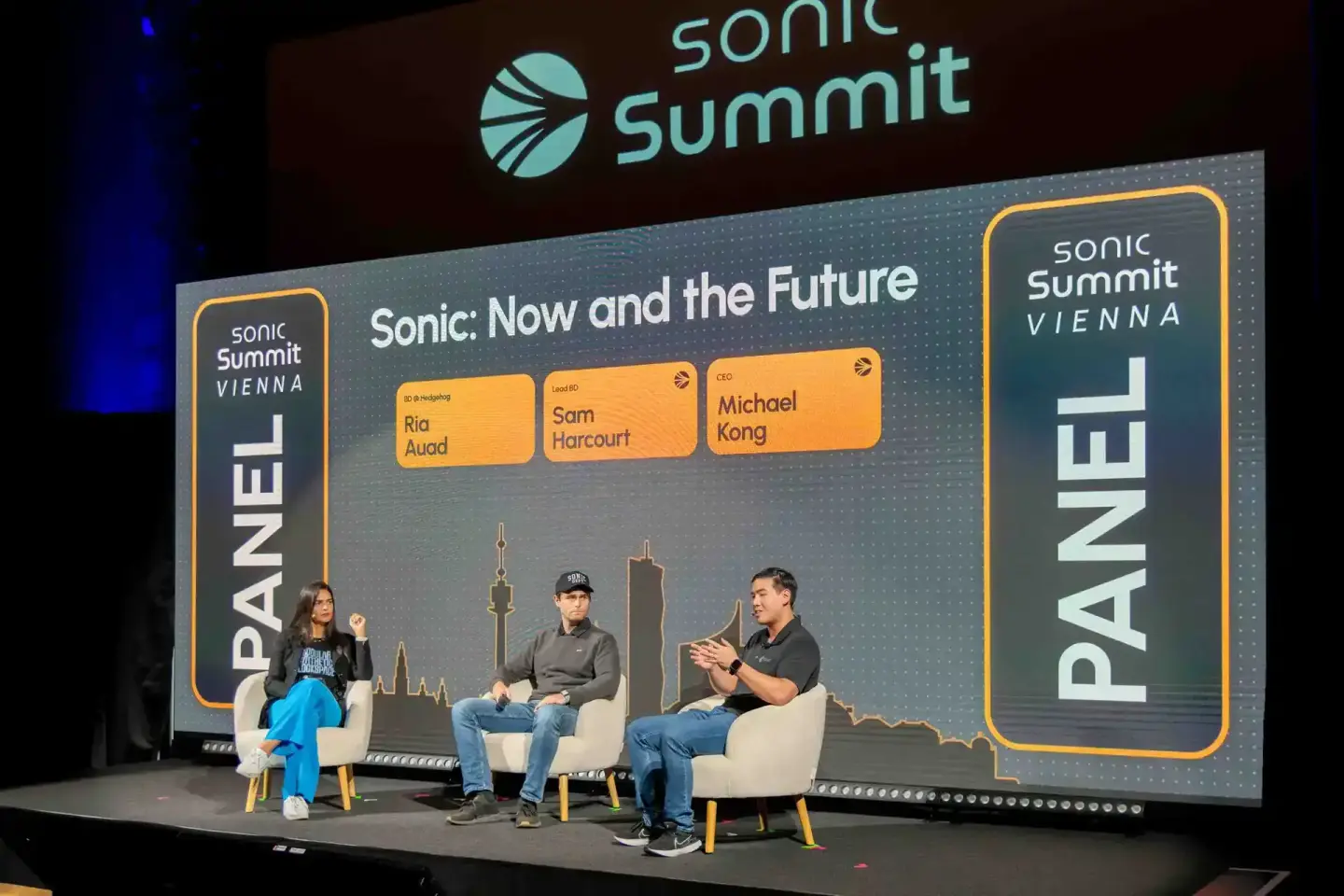 Paneldiskussion beim Sonic Summit Vienna mit drei Sprechern auf der Bühne, professionelle Eventfotografie Wien