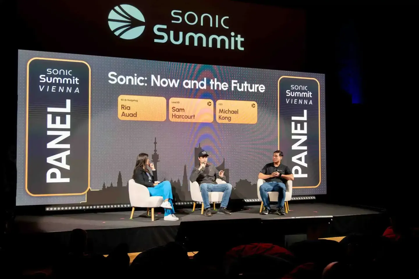 Paneldiskussion beim Sonic Summit Vienna mit drei Sprechern auf der Bühne, professionelle Eventfotografie Wien