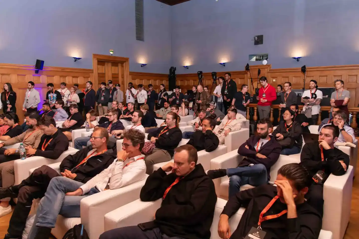 Großer Konferenzraum mit Hunderten Besuchern auf weißen Sesseln beim Sonic Summit Event, professionelle Eventfotografie Wien