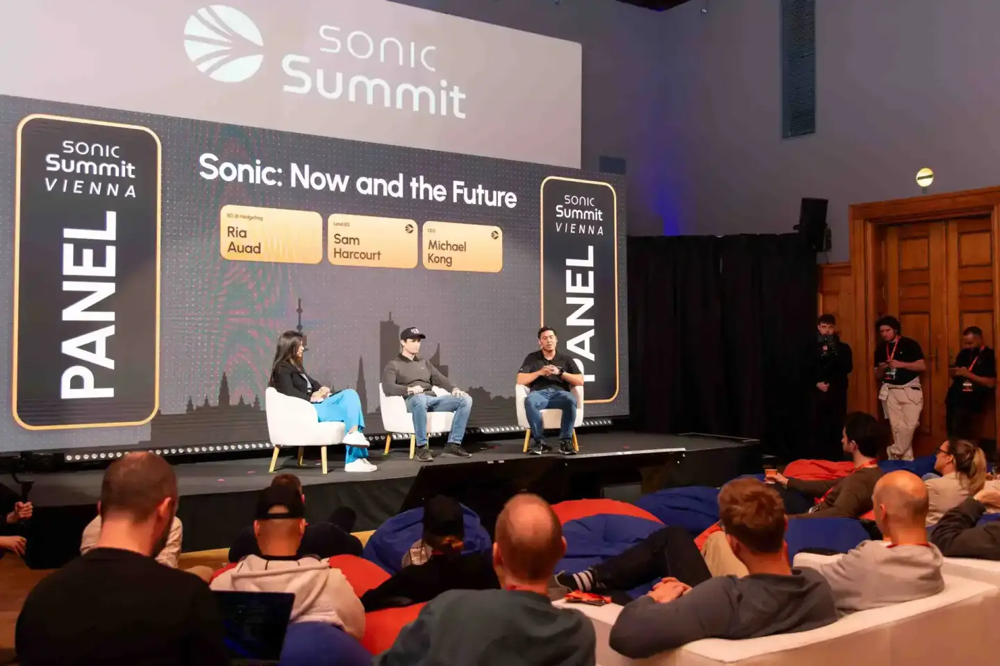 Panel-Diskussion beim Sonic Summit Vienna mit drei Sprechern auf der Bühne, Eventfotografie Wien