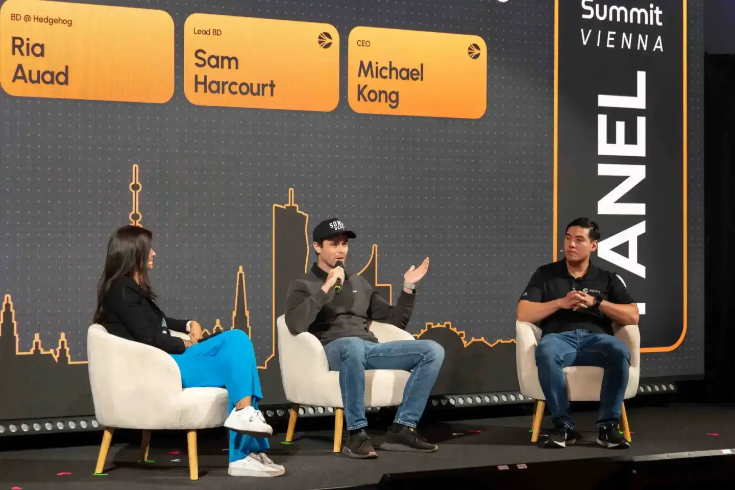 Drei Sprecher auf der Sonic Summit Vienna 2024 in Wien diskutieren auf der Bühne, professionelle Eventfotografie