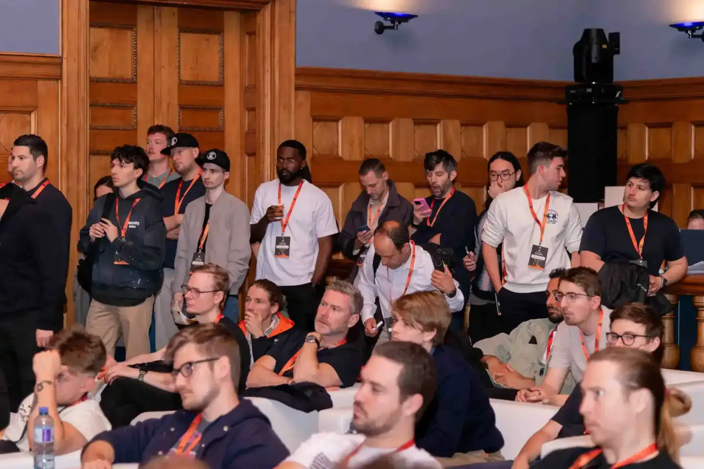 Eventfotograf dokumentiert Konferenz mit Teilnehmern in historischem Saal beim Sonic Summit Wien