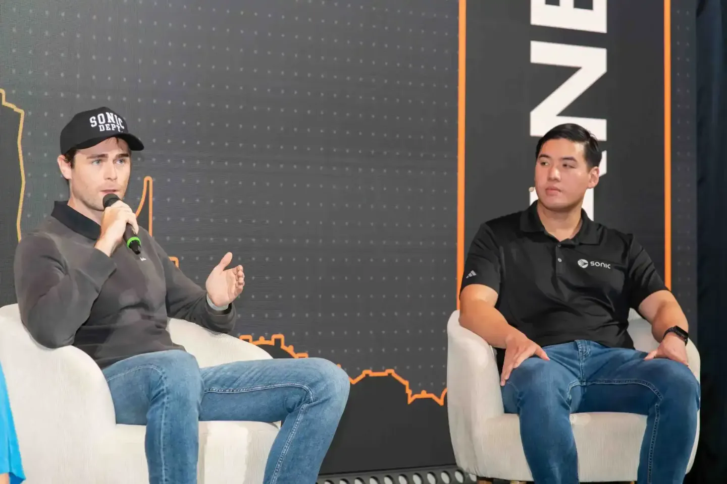 Zwei Sprecher diskutieren auf dem Sonic Summit in Wien - professionelle Eventfotografie einer Podiumsdiskussion