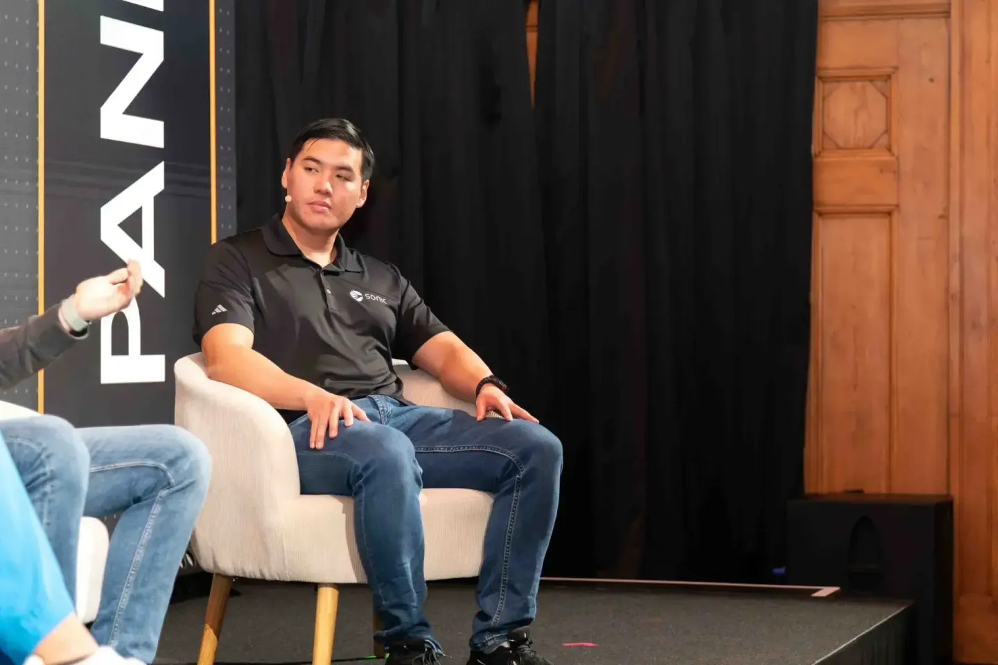 Sprecher beim Sonic Summit sitzt auf Sessel und diskutiert – Eventfotograf Wien dokumentiert die Konferenz