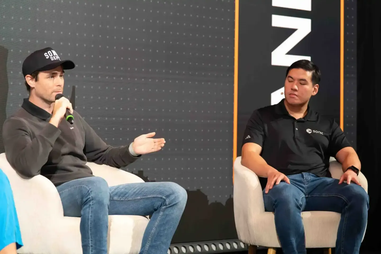 Zwei Sprecher im Dialog auf der Sonic Summit Wien – Eventfotografie Wien zeigt Diskussionspanel mit Moderator und Panelist