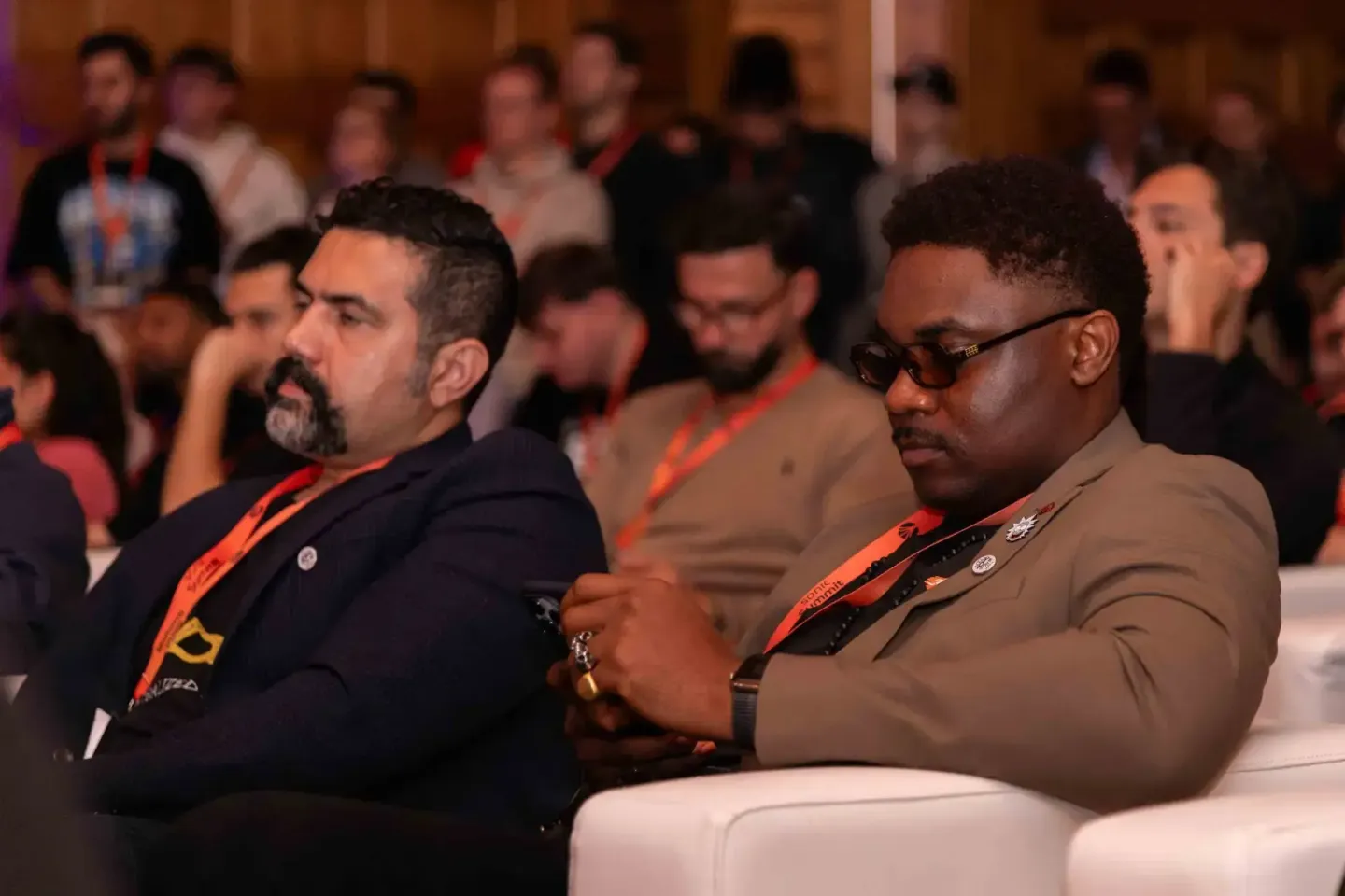 Zwei Teilnehmer beim Sonic Summit Event in Wien – ein Eventfotograf dokumentiert die Konferenzatmosphäre mit professionellen 