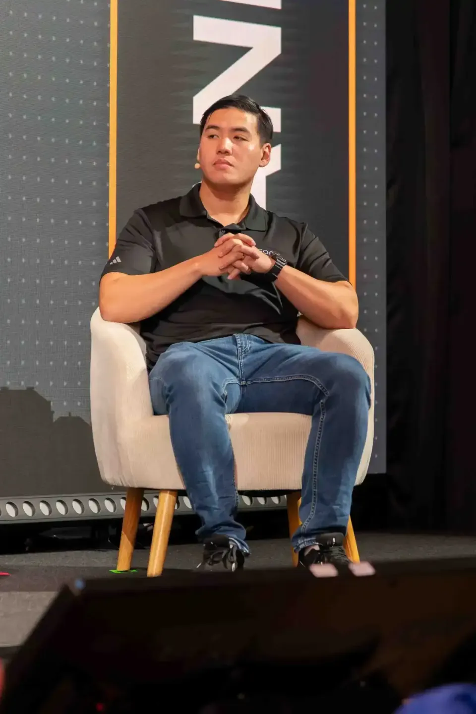 Sprecher sitzt auf Bühne beim Sonic Summit Event - Eventfotografie Wien