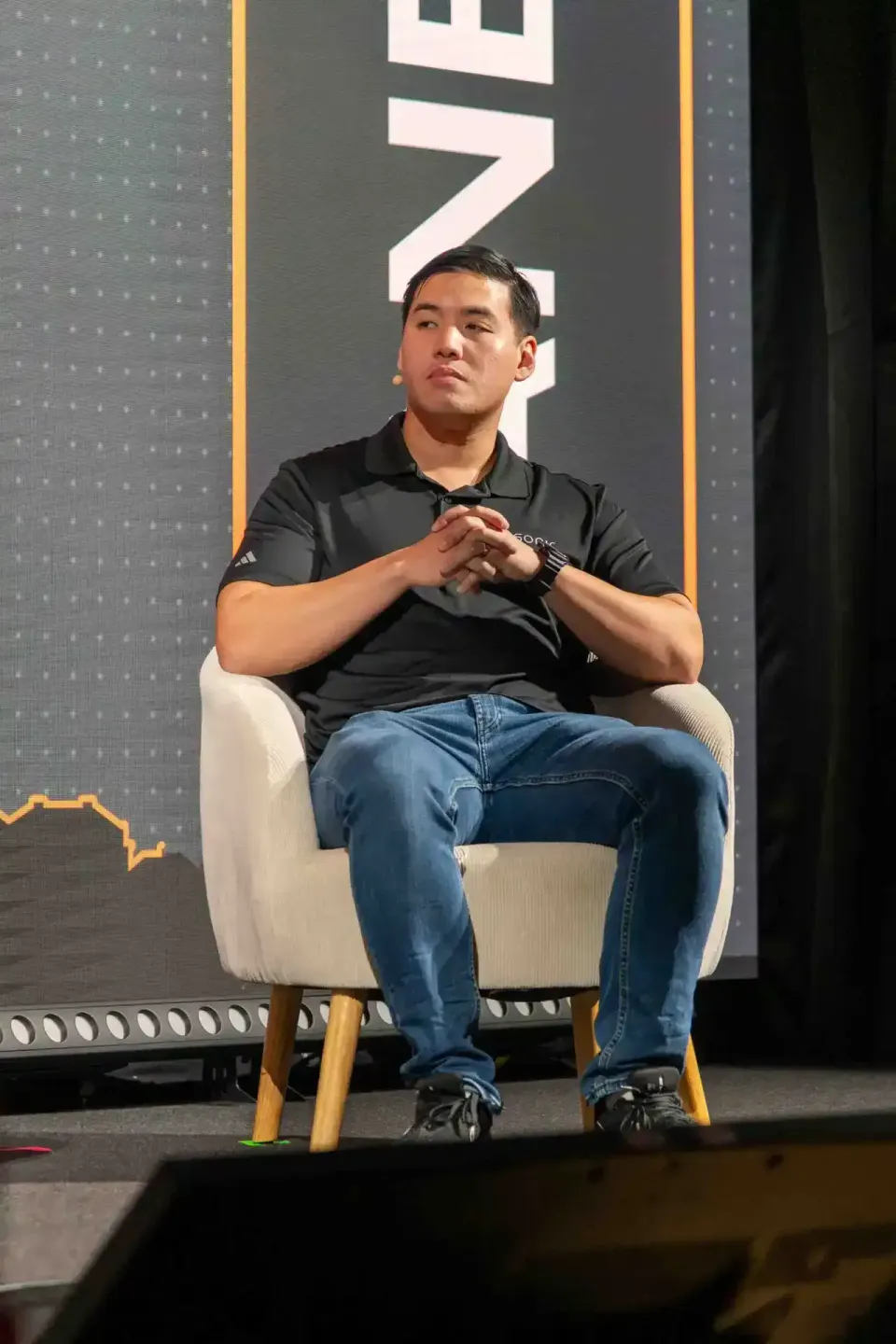 Sprecher sitzt auf weißem Sessel bei Sonic Summit Event - Eventfotografie Wien