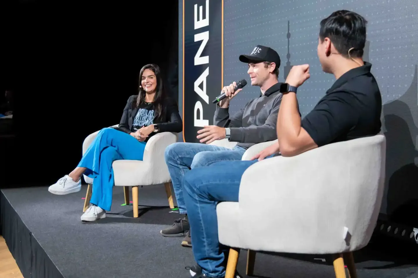 Panel-Diskussion beim Sonic Summit mit drei Sprechern auf der Bühne, professionelle Eventfotografie Wien