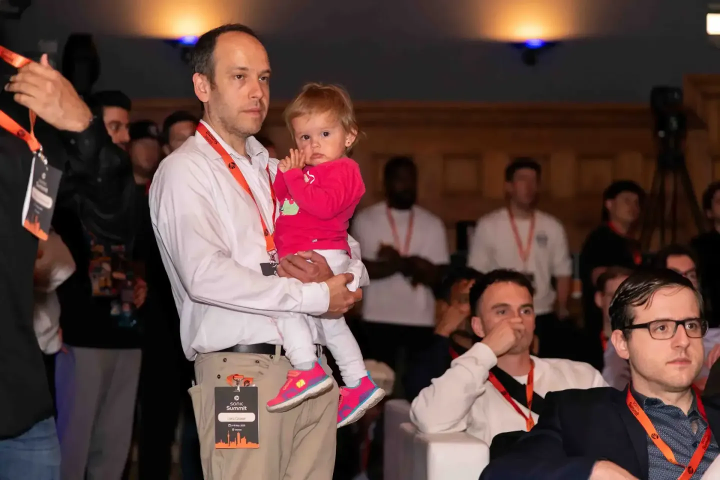 Eventfotograf Wien dokumentiert Präsentation beim Sonic Summit mit Mann und Kind auf der Bühne