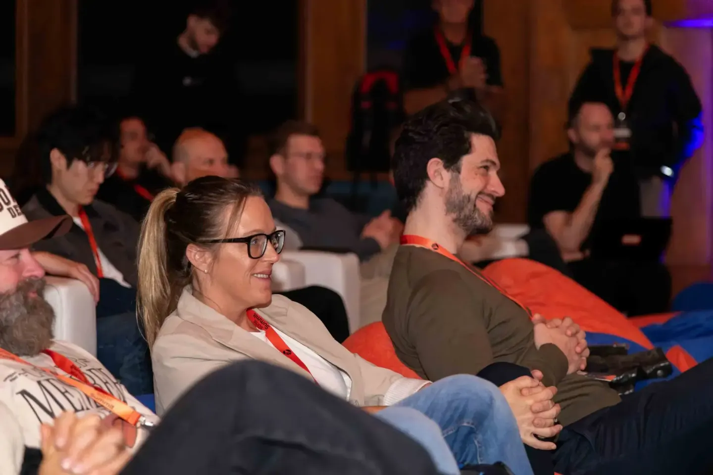 Besucher beim Sonic Summit Event in Wien sitzen zusammen und schauen auf die Bühne, professionelle Eventfotografie