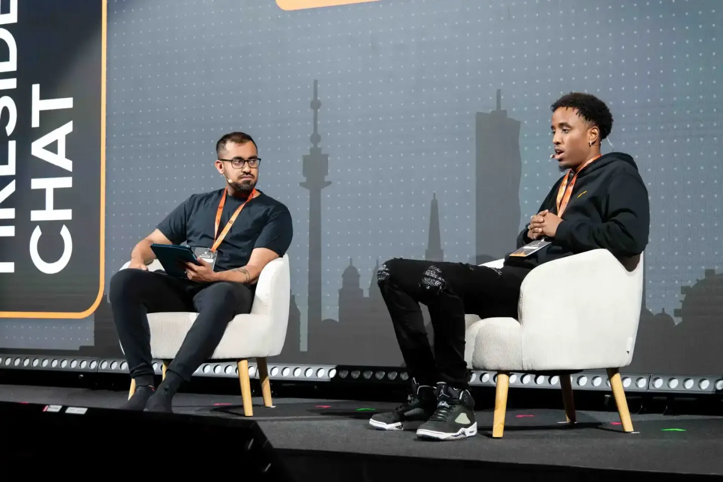 Zwei Sprecher auf der Sonic Summit in Wien im Gespräch auf der Bühne, Eventfotografie Wien