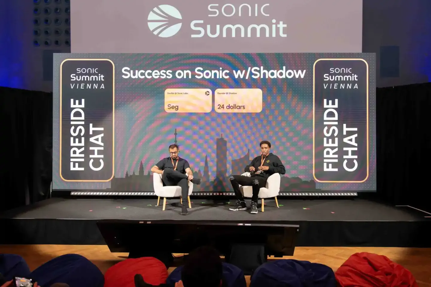 Fireside Chat bei Sonic Summit Vienna: zwei Sprecher diskutieren Success on Sonic w/Shadow auf der Bühne, professionelle Even