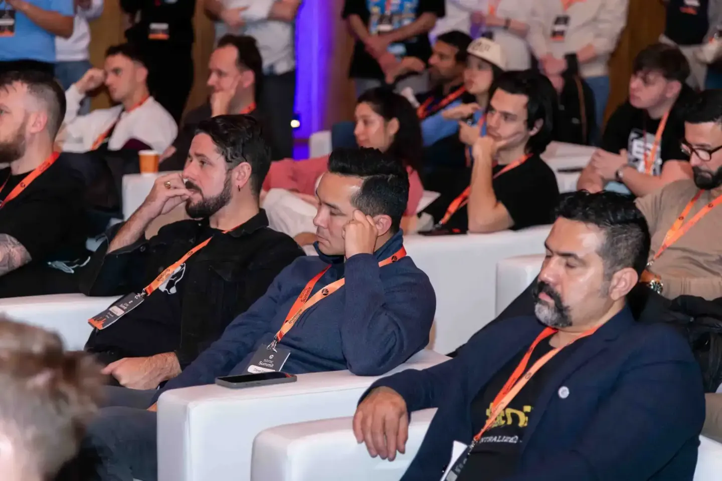 Teilnehmer beim Sonic Summit Event sitzen in Reihen und verfolgen konzentriert die Präsentation - professionelle Eventfotogra