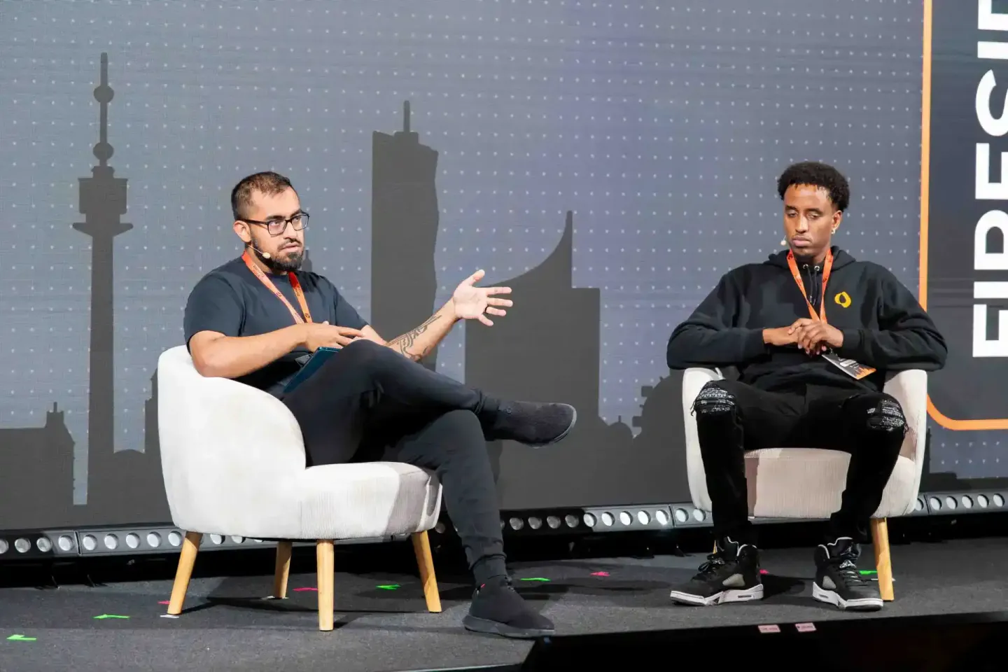 Zwei Sprecher auf der Sonic Summit Bühne in Wien diskutieren vor Publikum, Eventfotografie