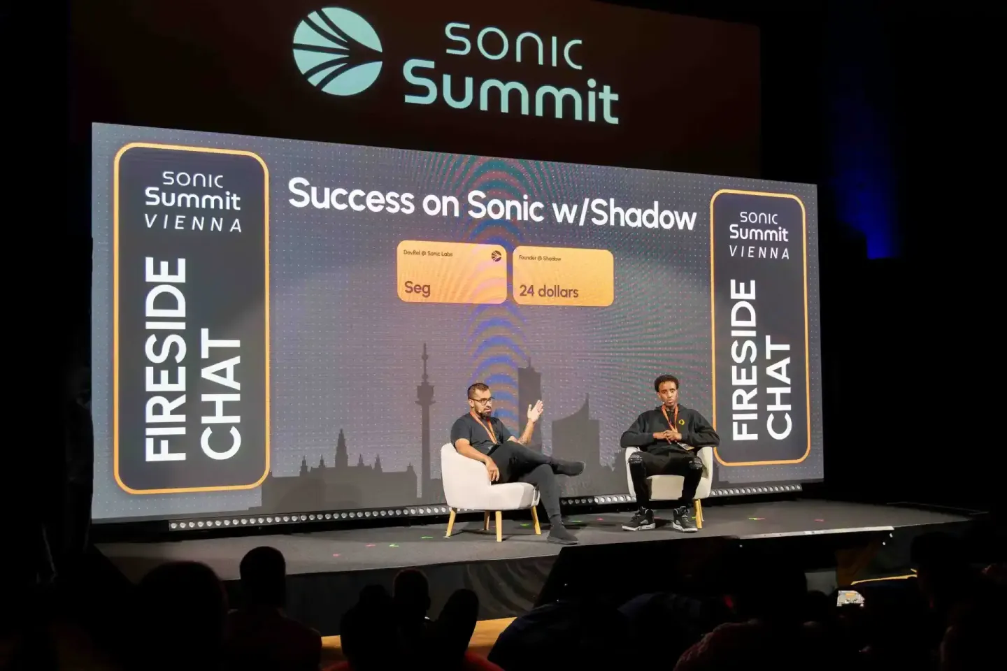 Zwei Sprecher auf der Sonic Summit Vienna 2024 diskutieren ein erfolgreiches Sonic-Projekt mit Shadow – professionelle Eventf