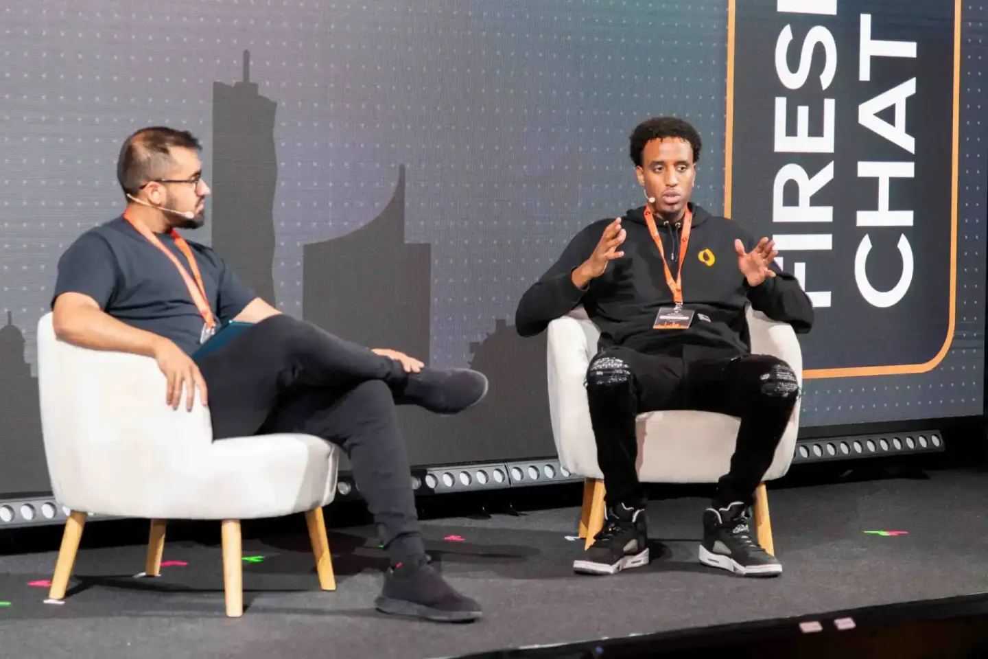 Zwei Sprecher auf der Sonic Summit Bühne in Wien beim Diskussionspanel, Eventfotografie Wien