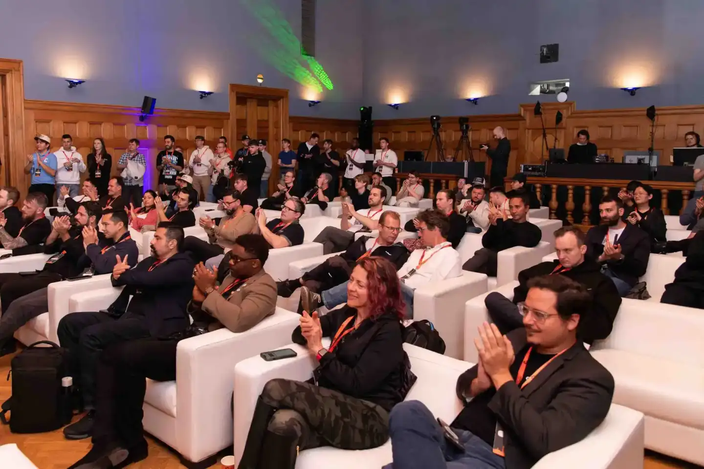 Publikum applaudiert bei der Sonic Summit Konferenz in Wien, professionelle Eventfotografie einer Veranstaltung mit weißen Si