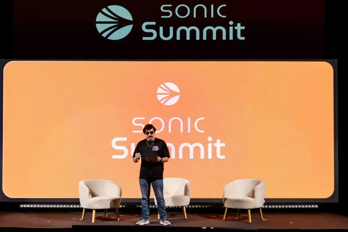 Sprecher auf der Sonic Summit Bühne in Wien, professionelle Eventfotografie einer Konferenzpräsentation