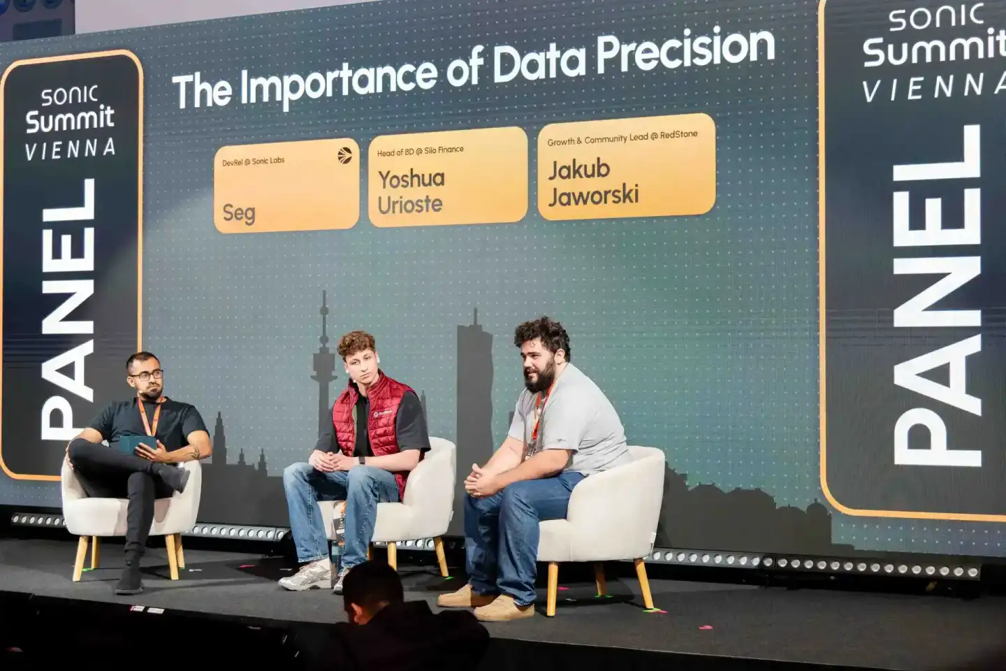 Drei Sprecher auf dem Sonic Summit Vienna Panel 'The Importance of Data Precision' mit Seg, Yoshua Urioste und Jakub Jaworski