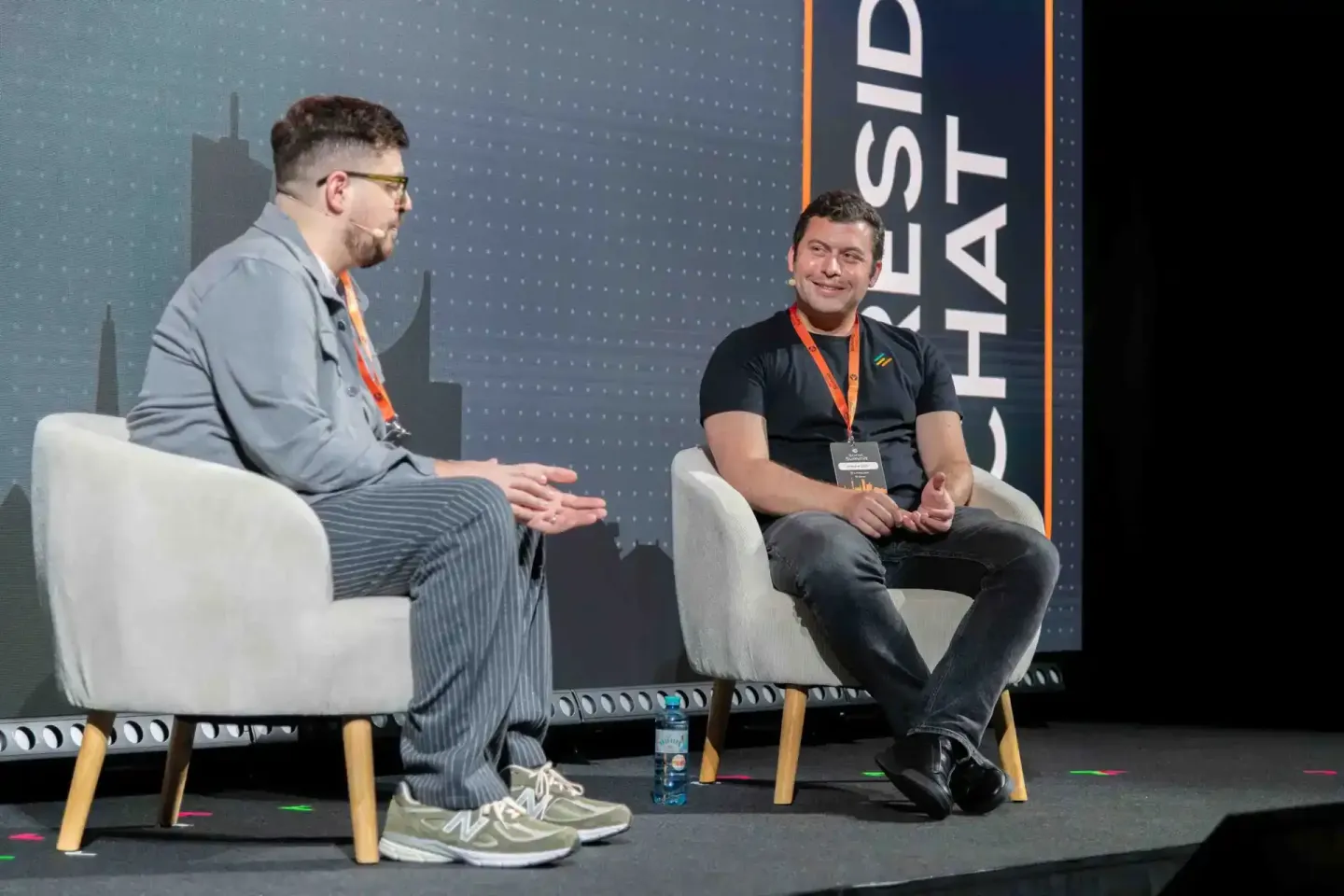 Zwei Männer in Diskussion auf der Sonic Summit 2024 in Wien – Eventfotograf dokumentiert Konferenzpanel