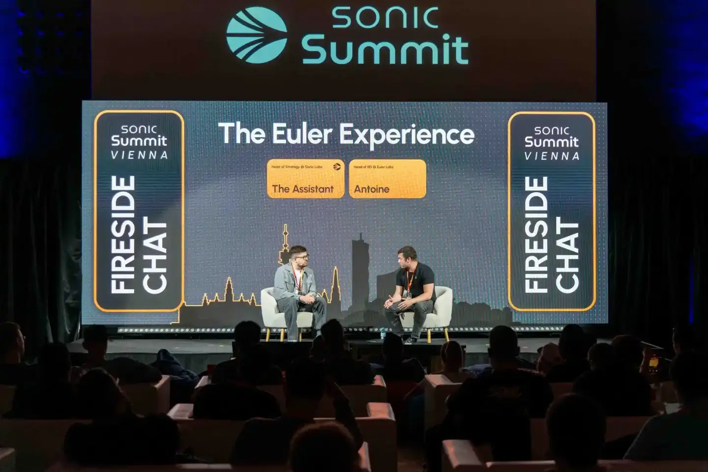 Zwei Sprecher bei The Euler Experience auf der Sonic Summit Vienna, Eventfotografie Wien mit Publikum im Vordergrund