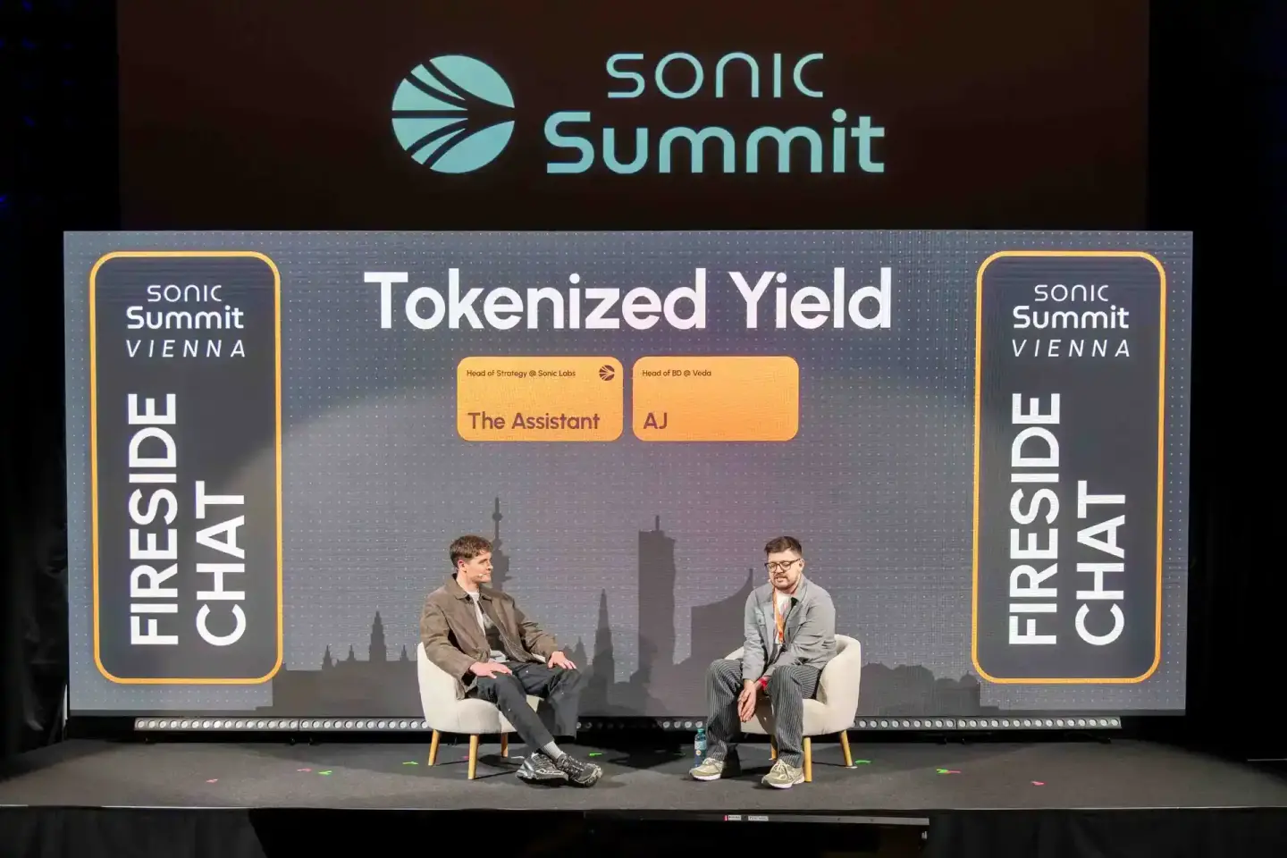 Zwei Sprecher sitzen im Gespräch auf der Sonic Summit Vienna 2024 während der Fireside Chat zum Thema Tokenized Yield