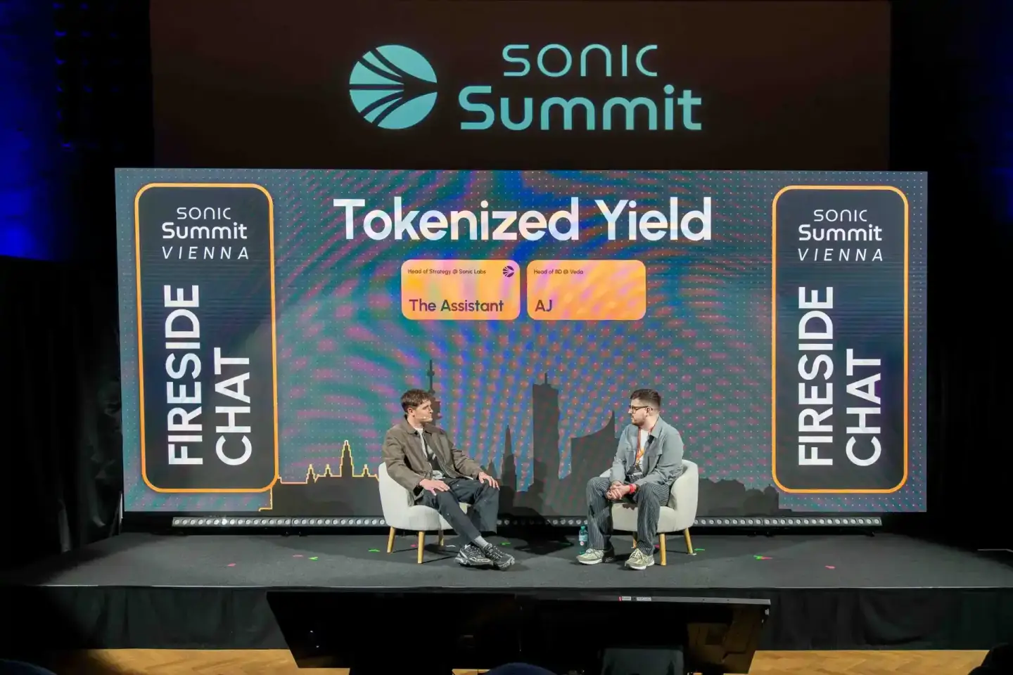 Zwei Sprecher beim Fireside Chat über Tokenized Yield auf der Sonic Summit Vienna 2024, professionelle Eventfotografie Wien