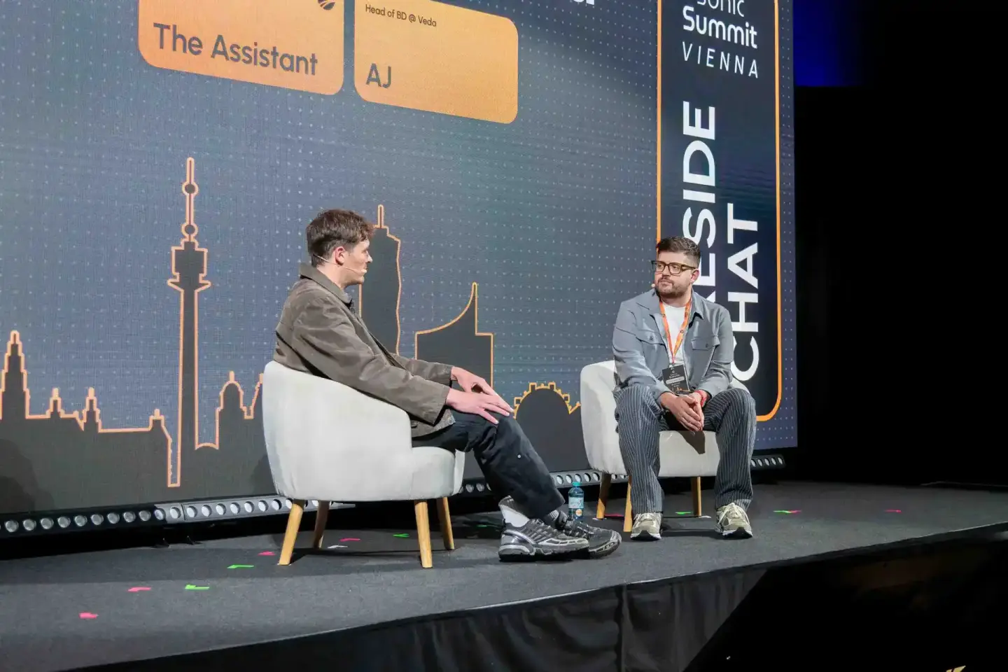 Zwei Sprecher auf der Bühne des Sonic Summit Vienna 2024 in diskutierender Pose - Eventfotografie Wien