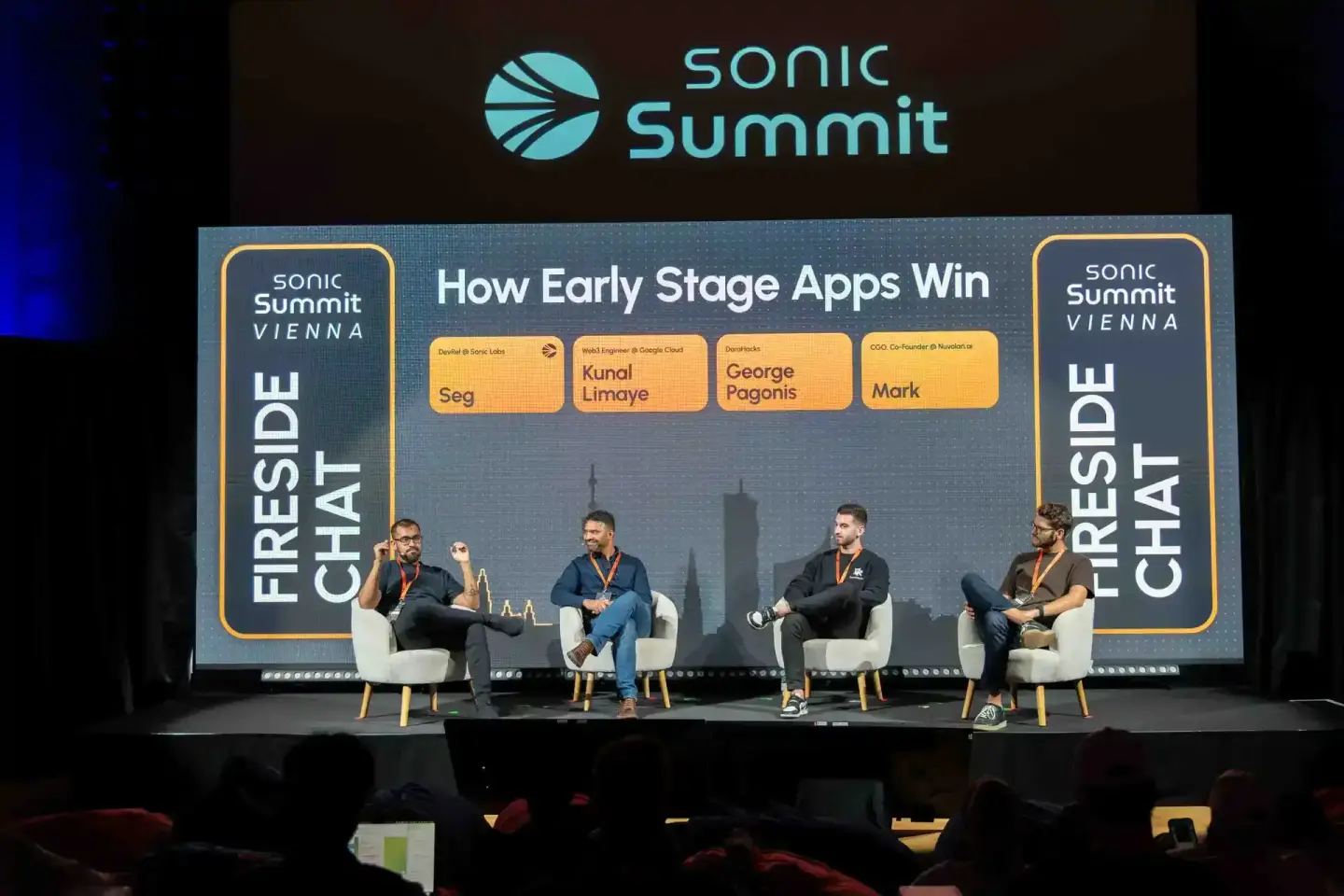 Fireside Chat Panel bei Sonic Summit Vienna mit vier Speakern auf der Bühne, professionelle Eventfotografie Wien