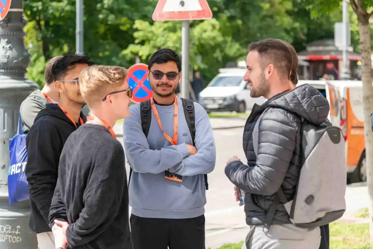 Gruppe von Personen beim Sonic Summit Event in Wien, Eventfotograf dokumentiert Networking-Moment zwischen Teilnehmern