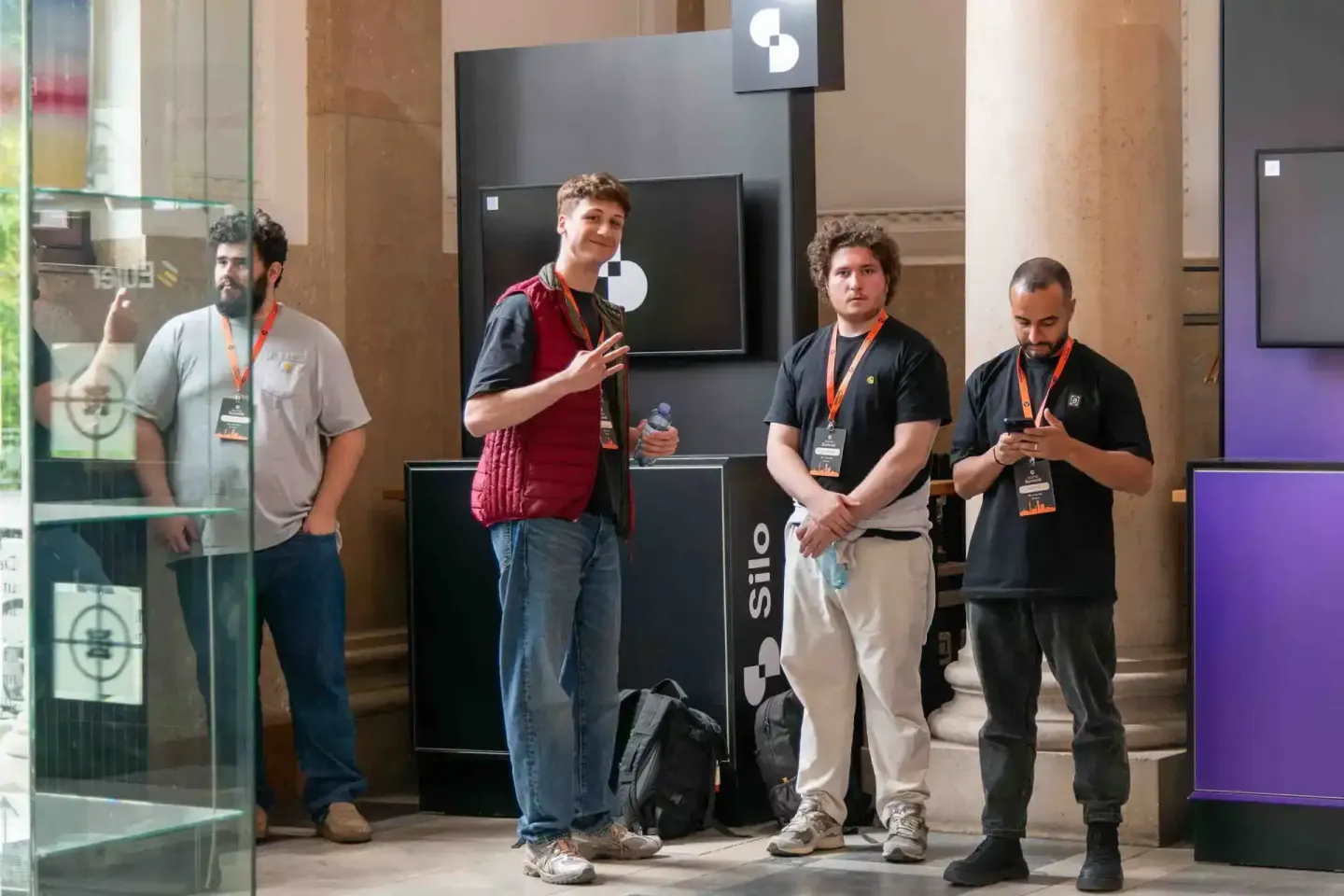 Vier Männer präsentieren auf der Sonic Summit in Wien, ein Eventfotograf dokumentiert die Präsentation auf der Bühne