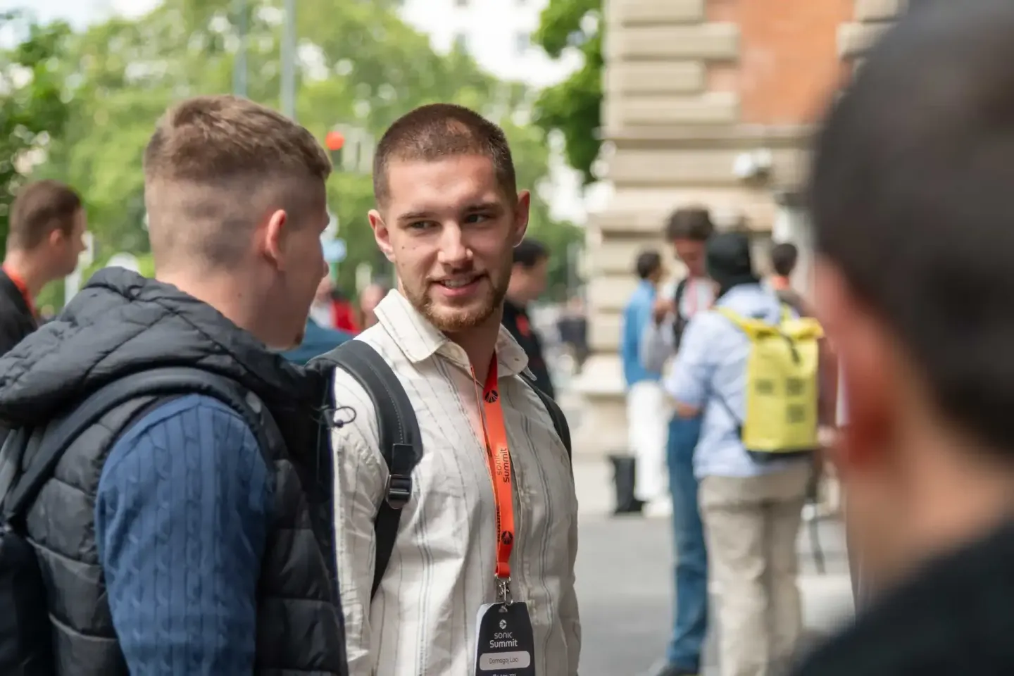 Teilnehmer beim Sonic Summit Event in Wien im Gespräch, Eventfotograf dokumentiert Networking-Moment