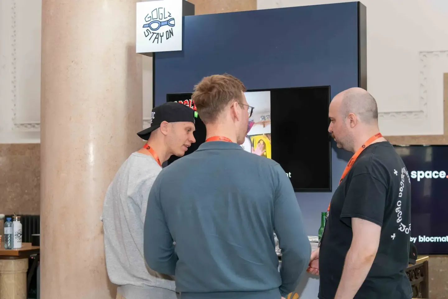Drei Personen in Gespräch beim Sonic Summit Event – Eventfotograf Wien dokumentiert Networking-Moment