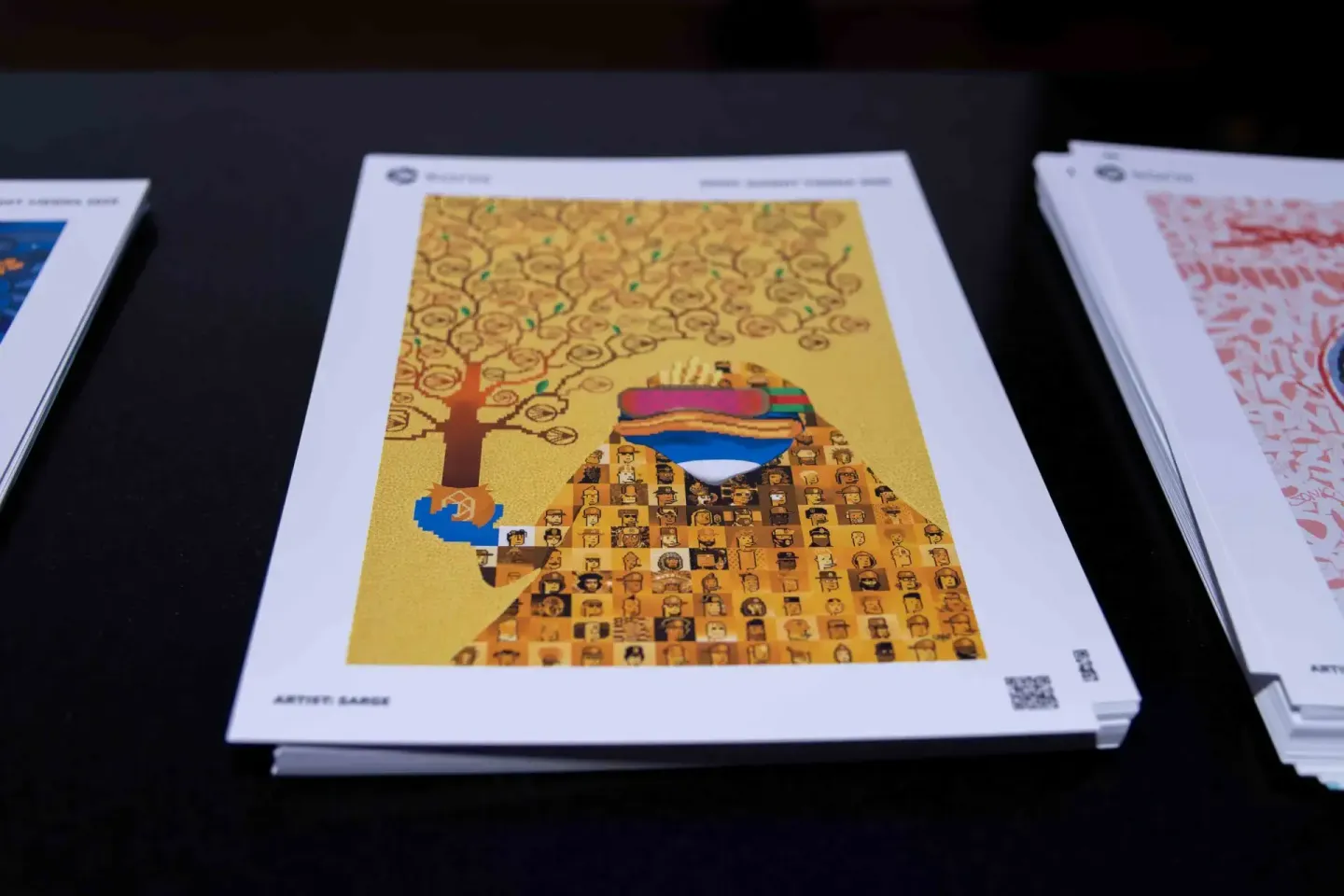 Kunstwerk mit gelben Hintergrund, Baum und stilisierter Figur aus kleinen Porträts bei Sonic Summit Eventfotografie Wien