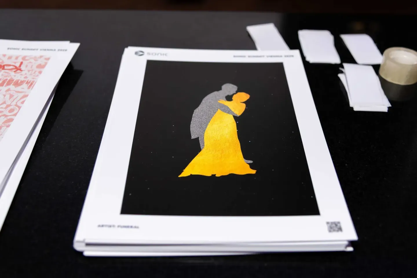 Designpräsentation mit gelber und grauer Illustration auf schwarzem Hintergrund bei Sonic Summit Eventfotografie Wien