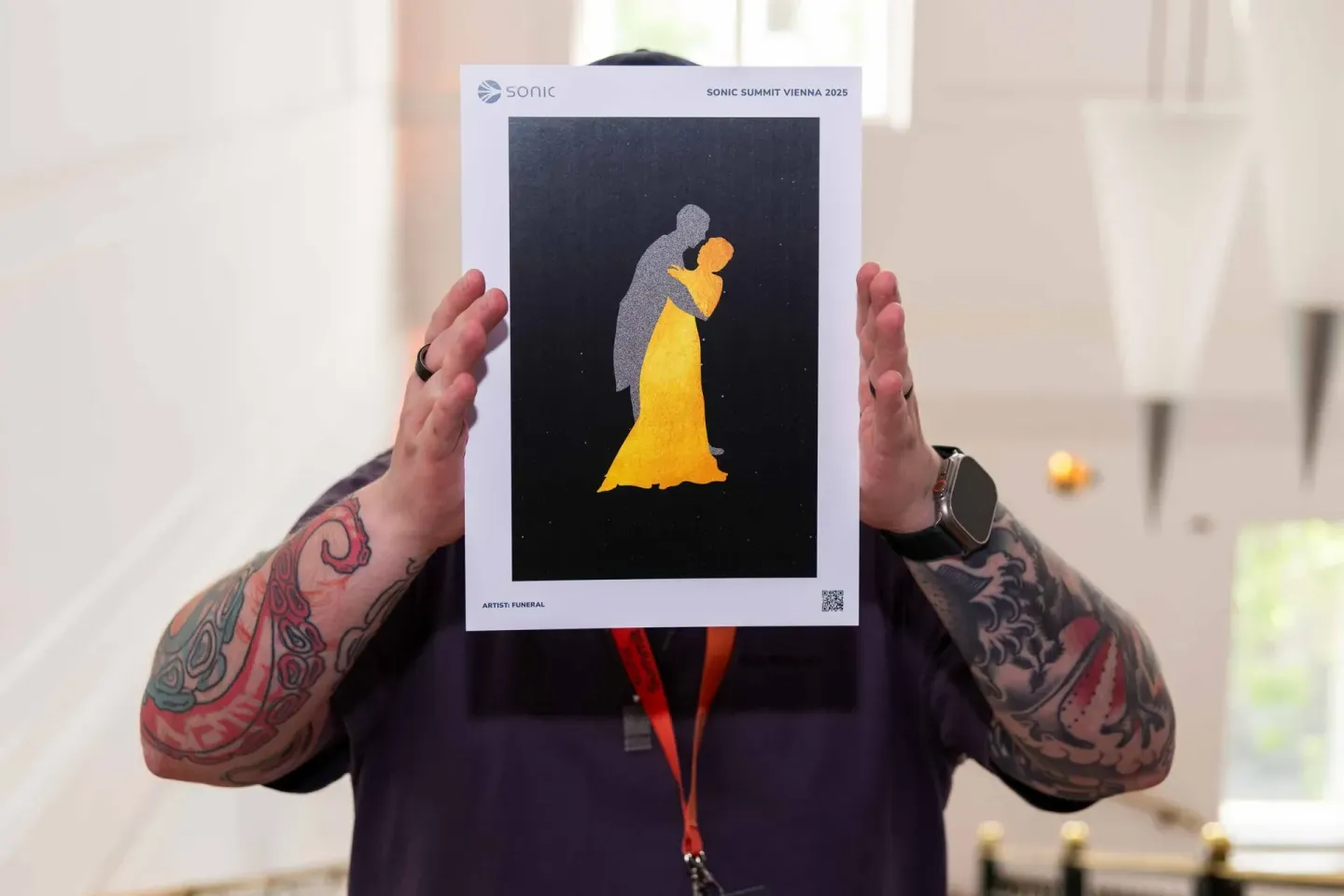 Eventfotograf dokumentiert Besucher mit Sonic Summit Vienna 2025 Kunstwerk auf schwarzem Hintergrund mit gelber Figur